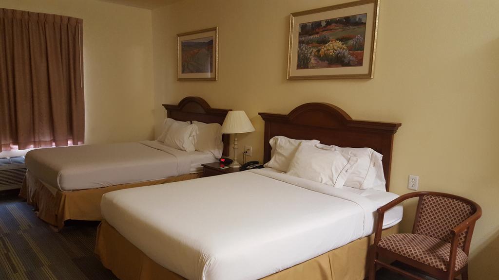 Reddy Hotel Plainview Екстериор снимка
