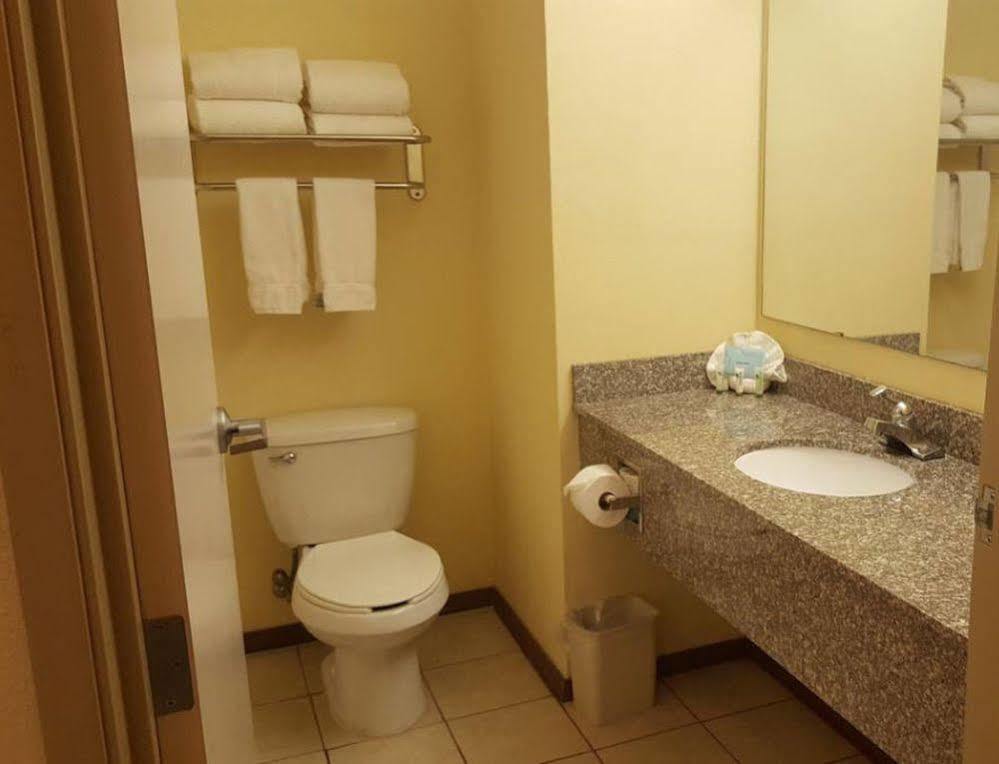 Reddy Hotel Plainview Екстериор снимка